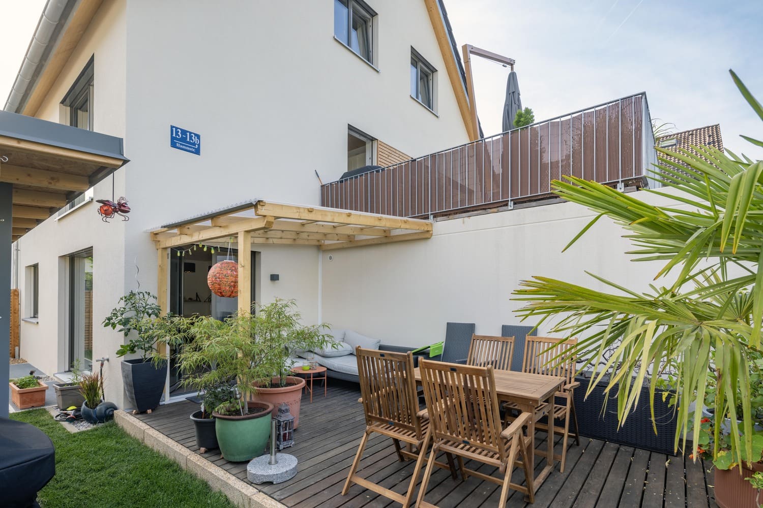 Mehrfamiliehaus, verputztes Holzhaus in München, Holzterrasse