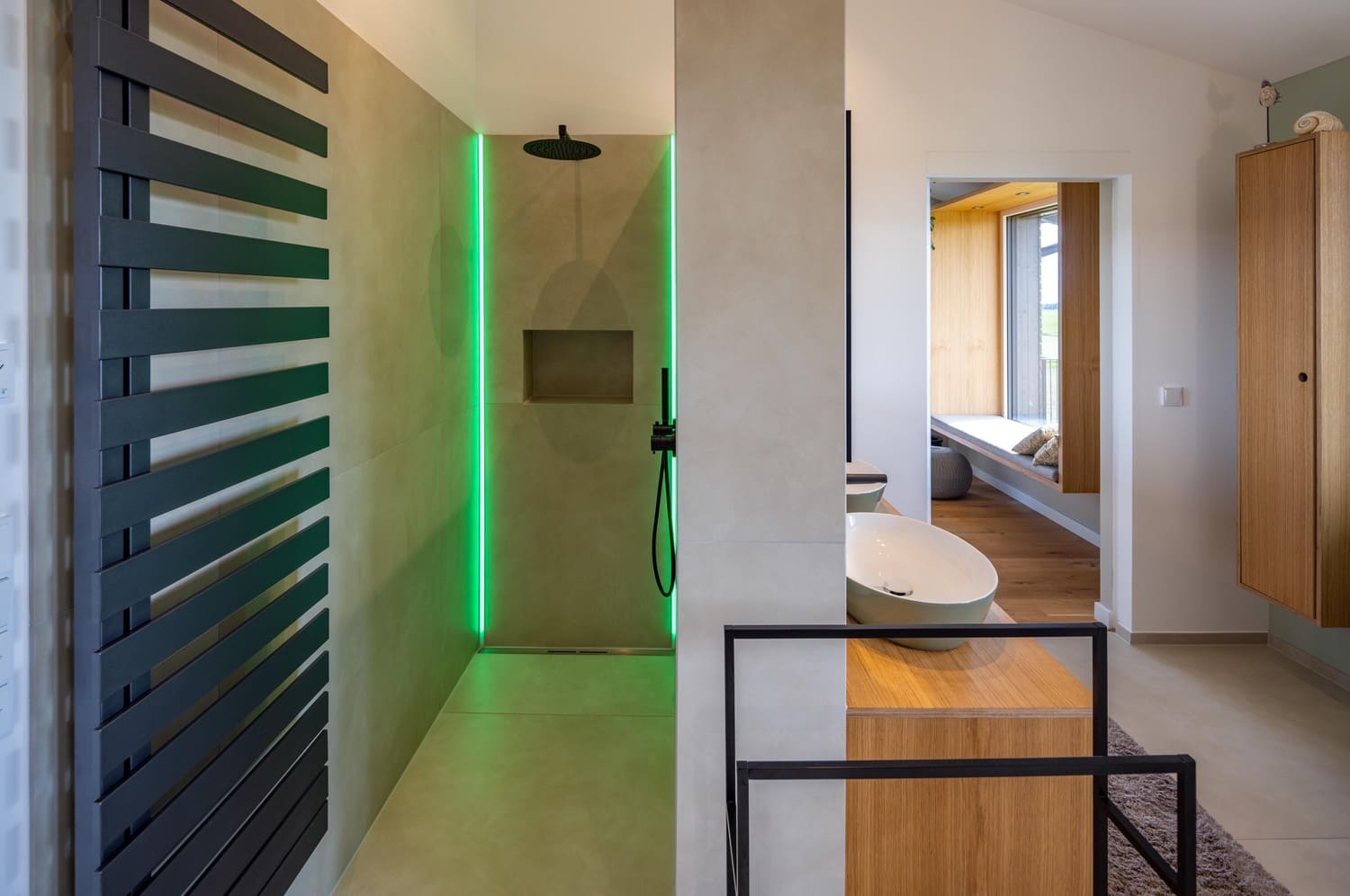 Bad mit Dusche und Leuchtstreifen an Rückwand