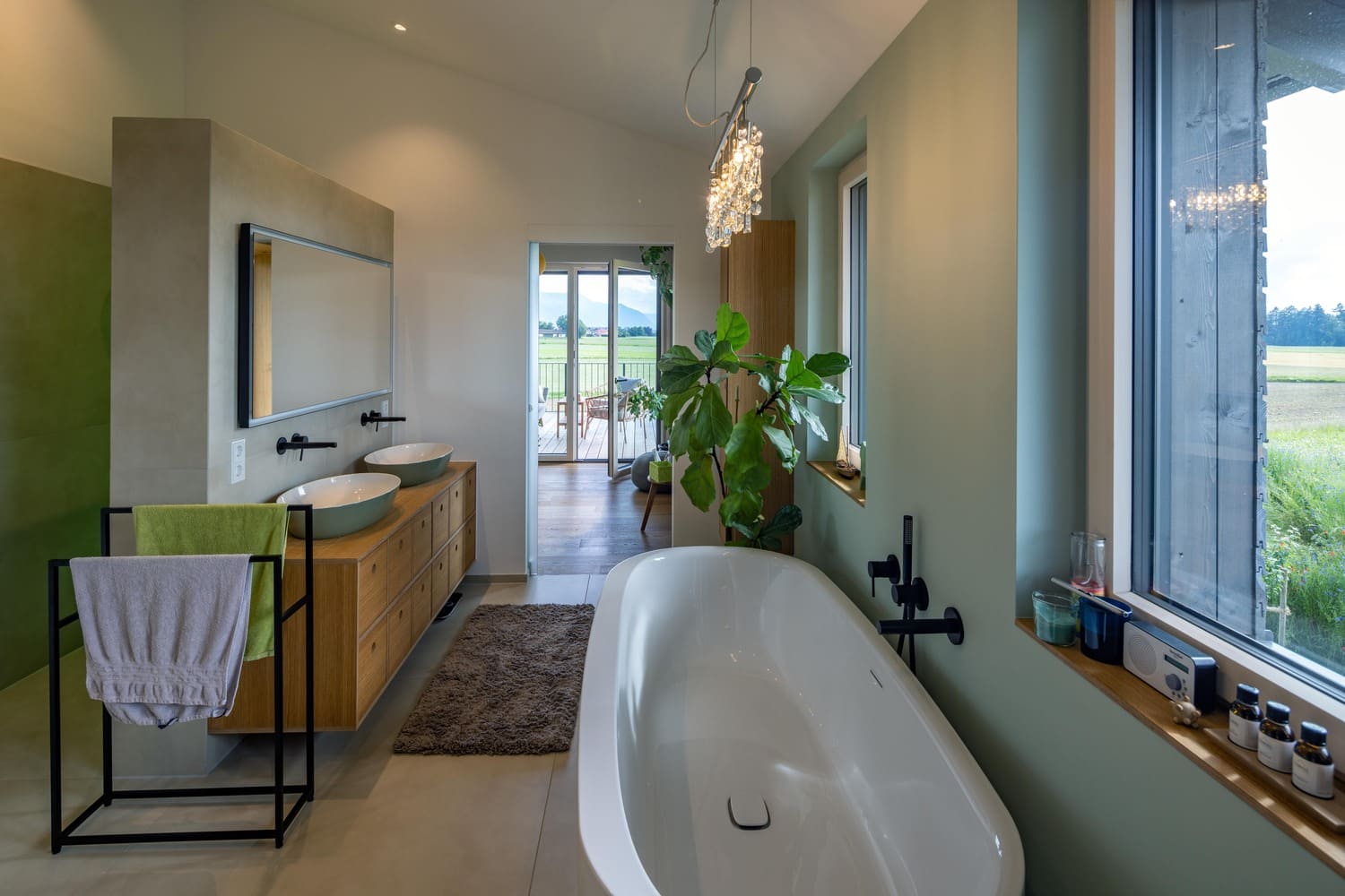 Badewanne am Fenster und Dusche im Bad im OG