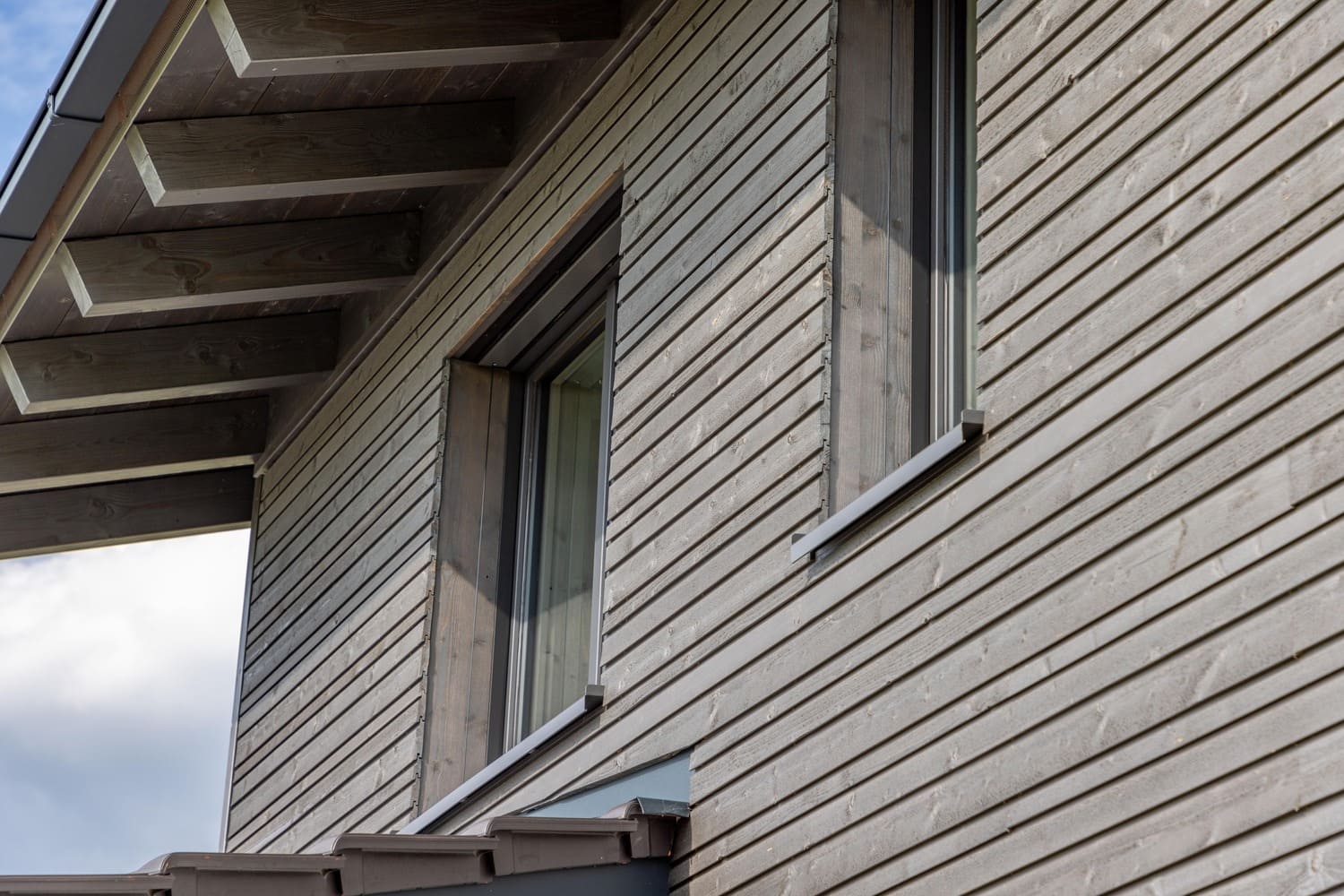 graue Holzfassade von Holzhaus in Chieming