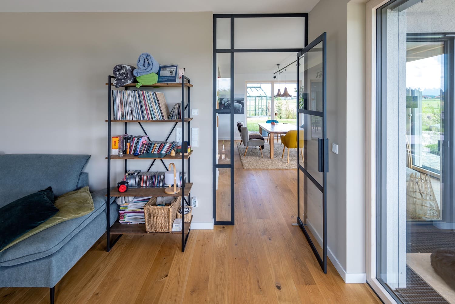 Lofttür mit schwarzem Rahmen und Holzboden