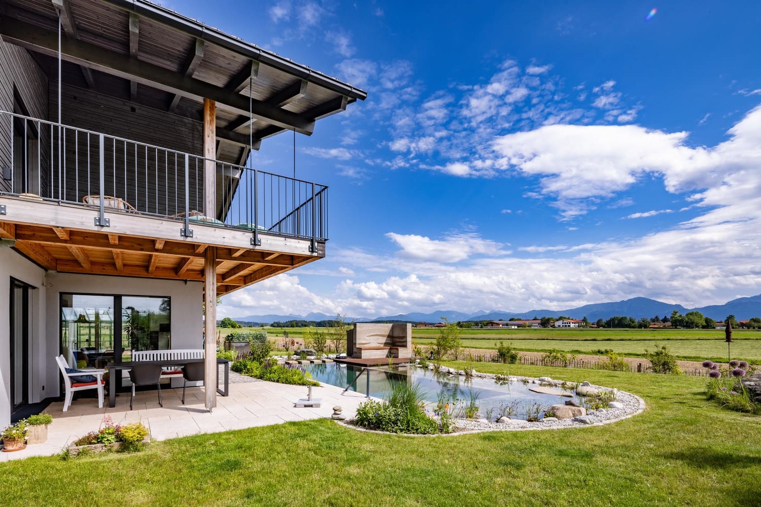 Freisitz von Holzhaus in Chieming mit Schwimmteich