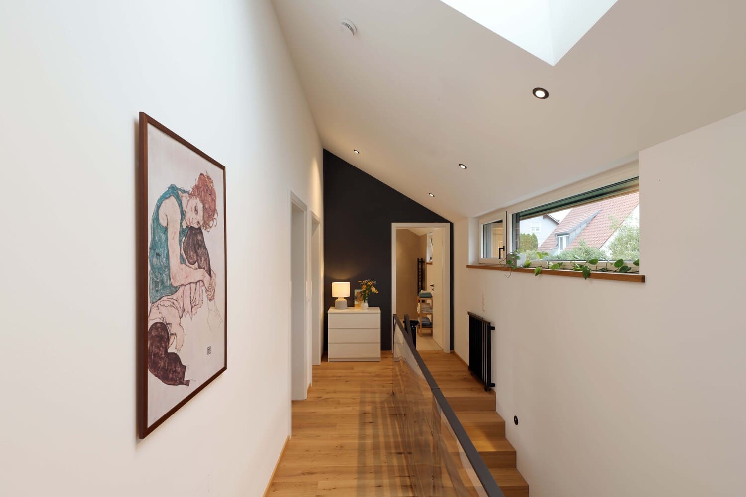 Flur im OG mit Parkett und Glasgeländer zur Holztreppe