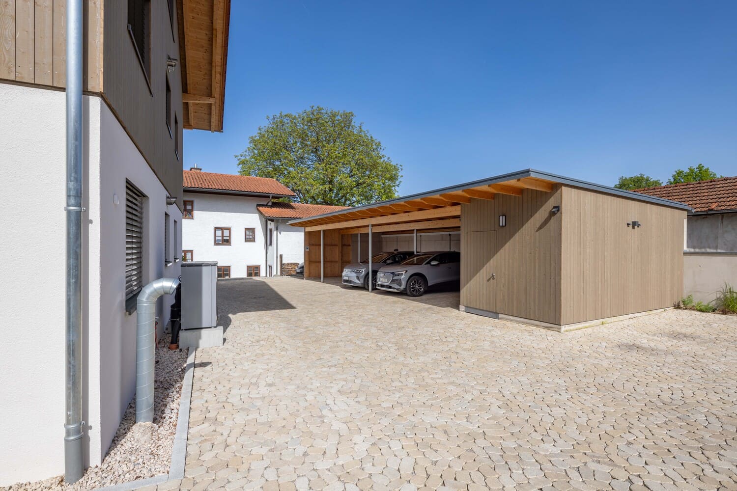 Mehrfamilien Holzhaus in Übersee, Holz- und Putzfassade , Carport Holzständer