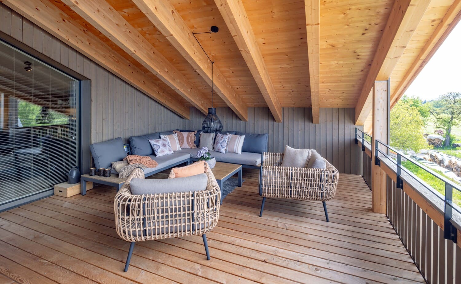 Mehrfamilien Holzhaus in Übersee, Chiemgauloft, Ferienwohnung, Freisitz / Balkon, Sichtdachstuhl, Lounge