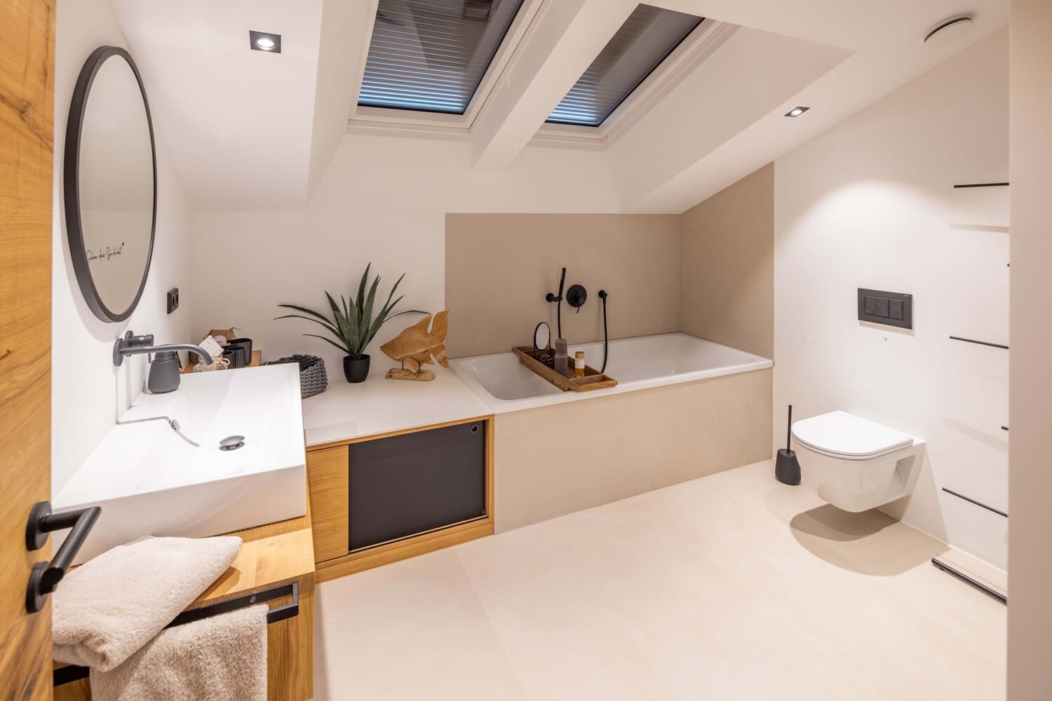 Mehrfamilien Holzhaus in Übersee, Chiemgauloft, Ferienwohnung, Badezimmer mit Badewanne, Bodenbeschichtung