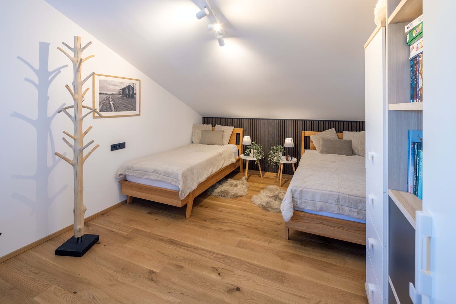 Mehrfamilien Holzhaus in Übersee, Chiemgauloft, Ferienwohnung, Schlafzimmer, Holzfussboden