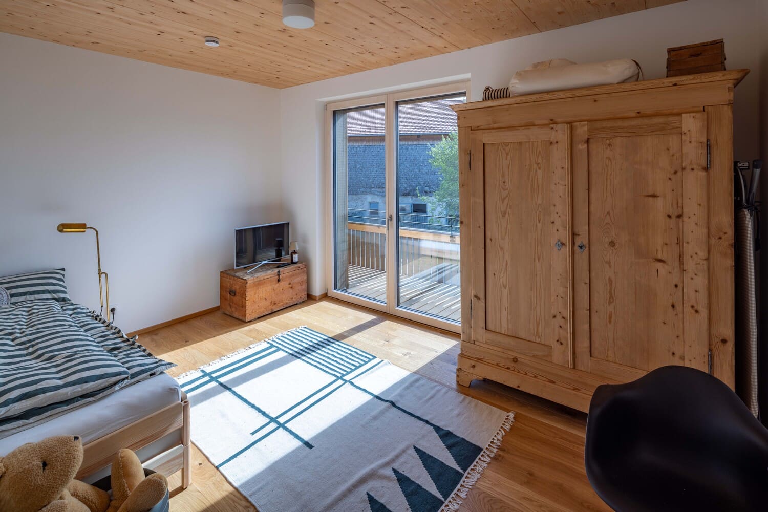 Mehrfamilien Holzhaus in Übersee, Wohnung, Schlafzimmer