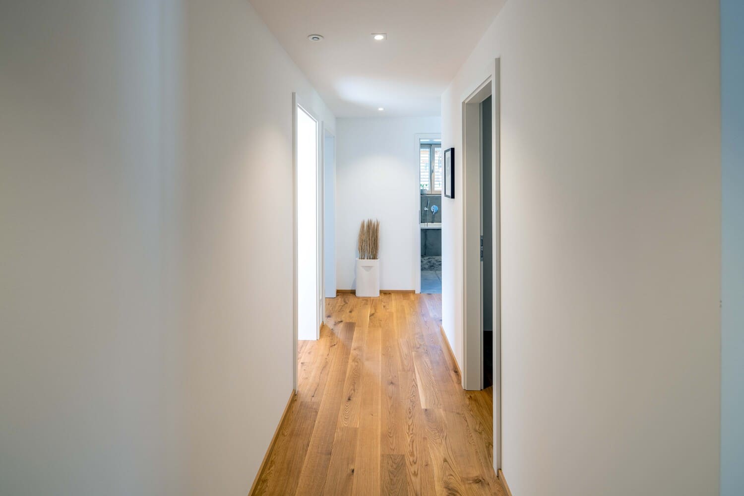 Mehrfamilien Holzhaus in Übersee, Wohnung, Flur