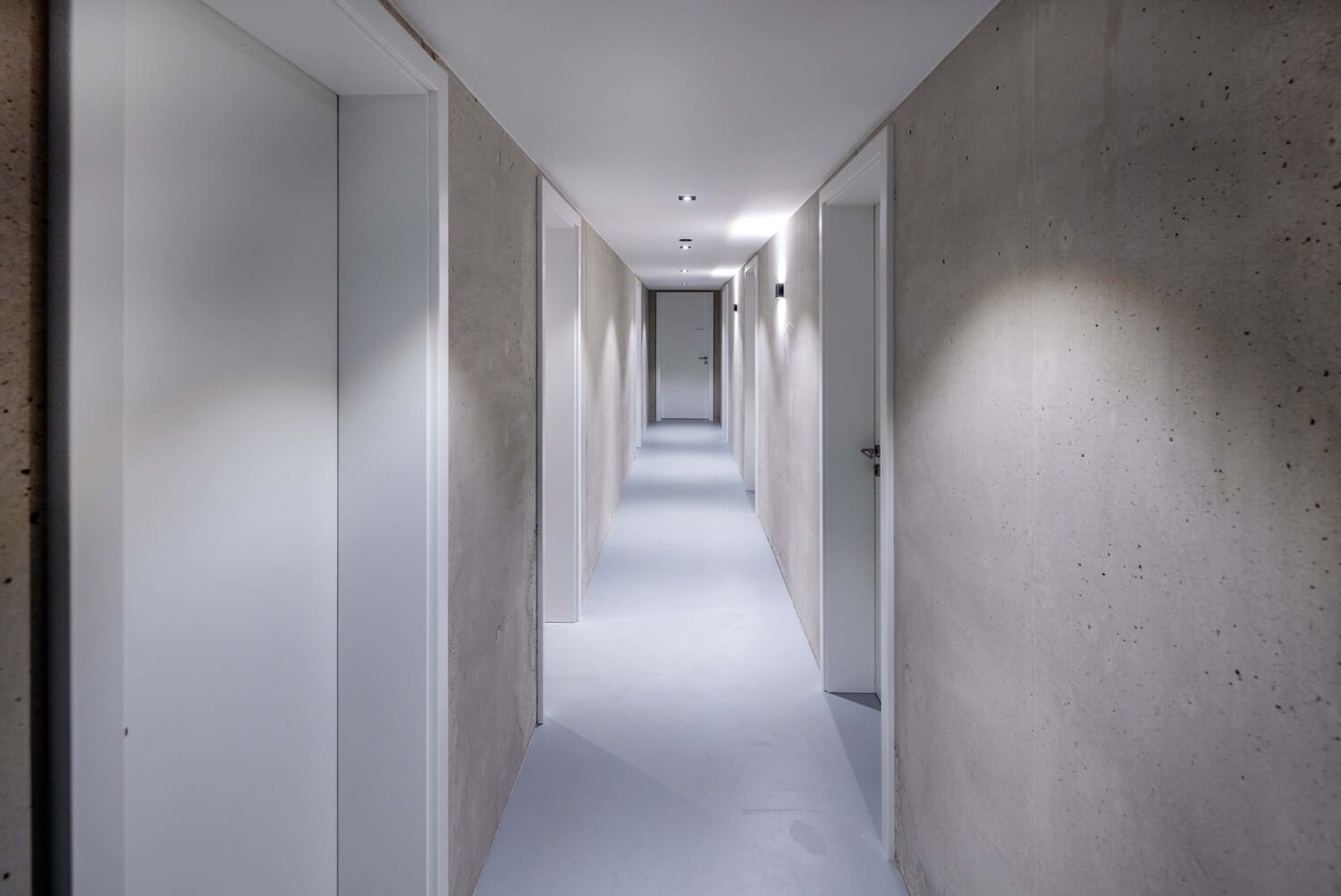 Mehrfamilien Holzhaus in Übersee, Kellerflur