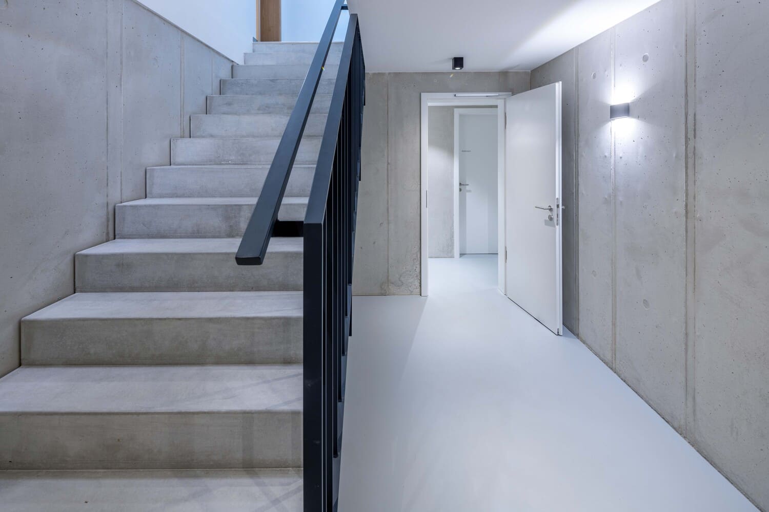 Mehrfamilien Holzhaus in Übersee, Kellertreppe Beton