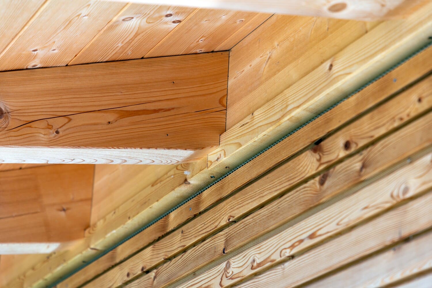 Holzverkleidung mit sichtbaren Balken zeigt präzise Handwerkskunst in diesem modernen Innenraum.